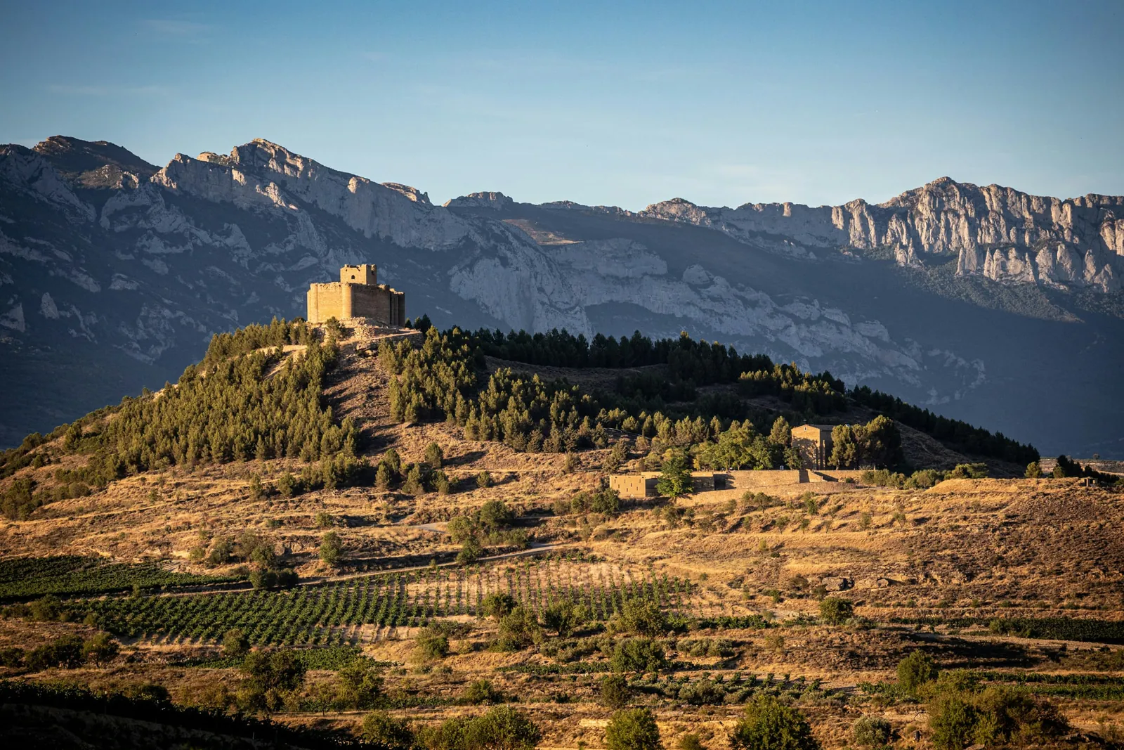 Finca sobre la colina al atardecer, paisaje del sur de España