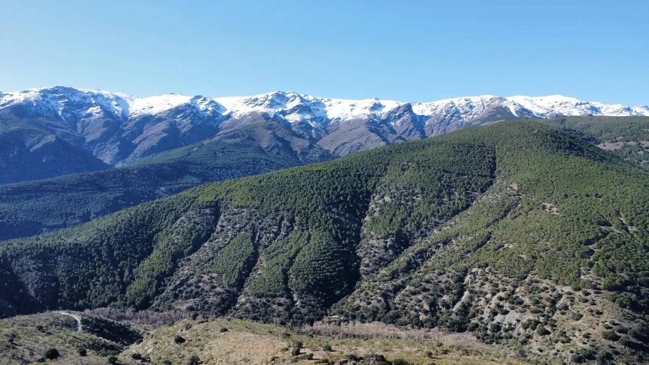 Sierra Nevada nevada sobre los montes de Fiñana, Andalucía